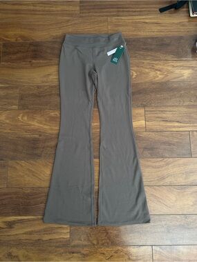 NWT Wild Fable Low-Rise ButterBliss Flare Leggings Espresso M